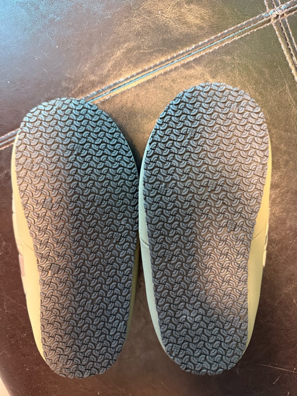 The North Face ThermoBall Traction Mule V Camo Slippers Shoes kids Size 4 - Picture 3 of 4